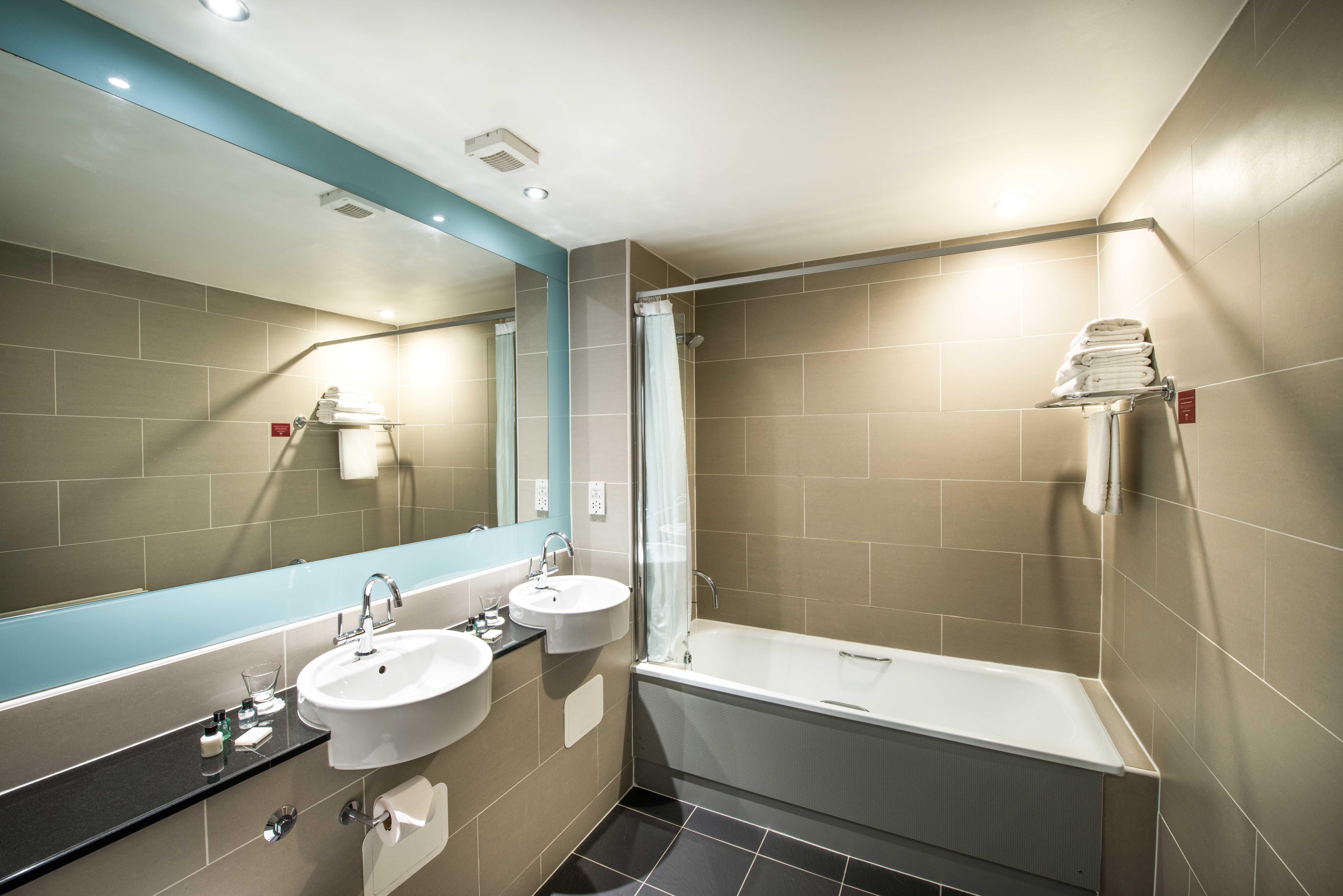 Leonardo Edinburgh City Bagian luar foto