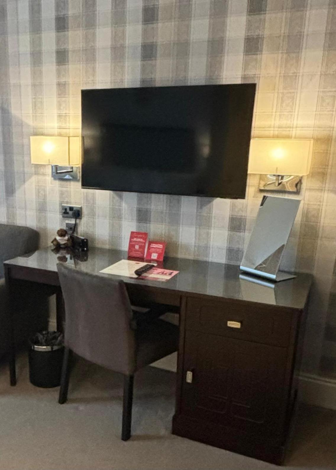 Leonardo Edinburgh City Bagian luar foto